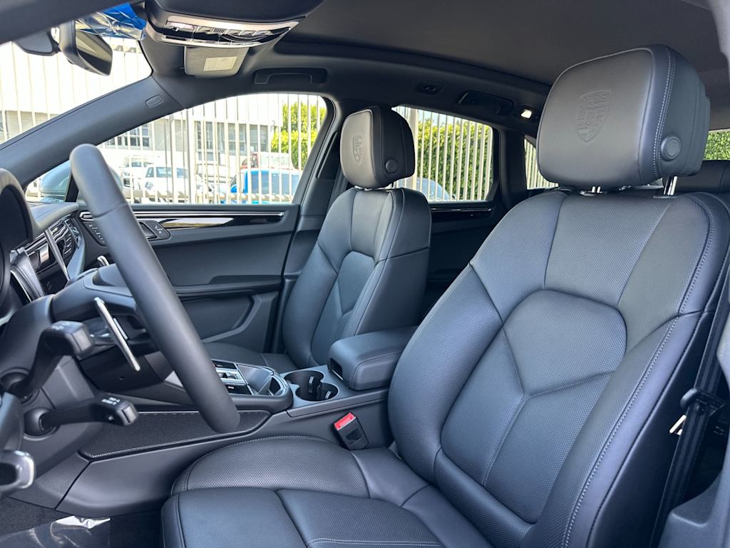 Thumbnail: 2026 Porsche Macan - 10