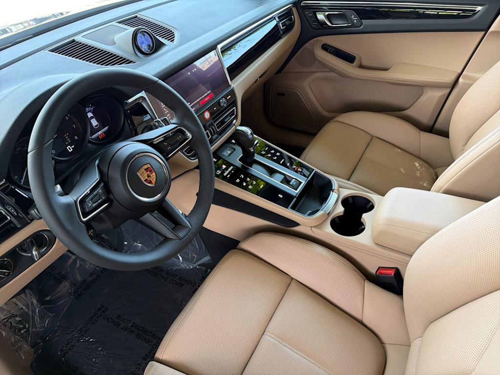 Thumbnail: 2026 Porsche Macan - 10
