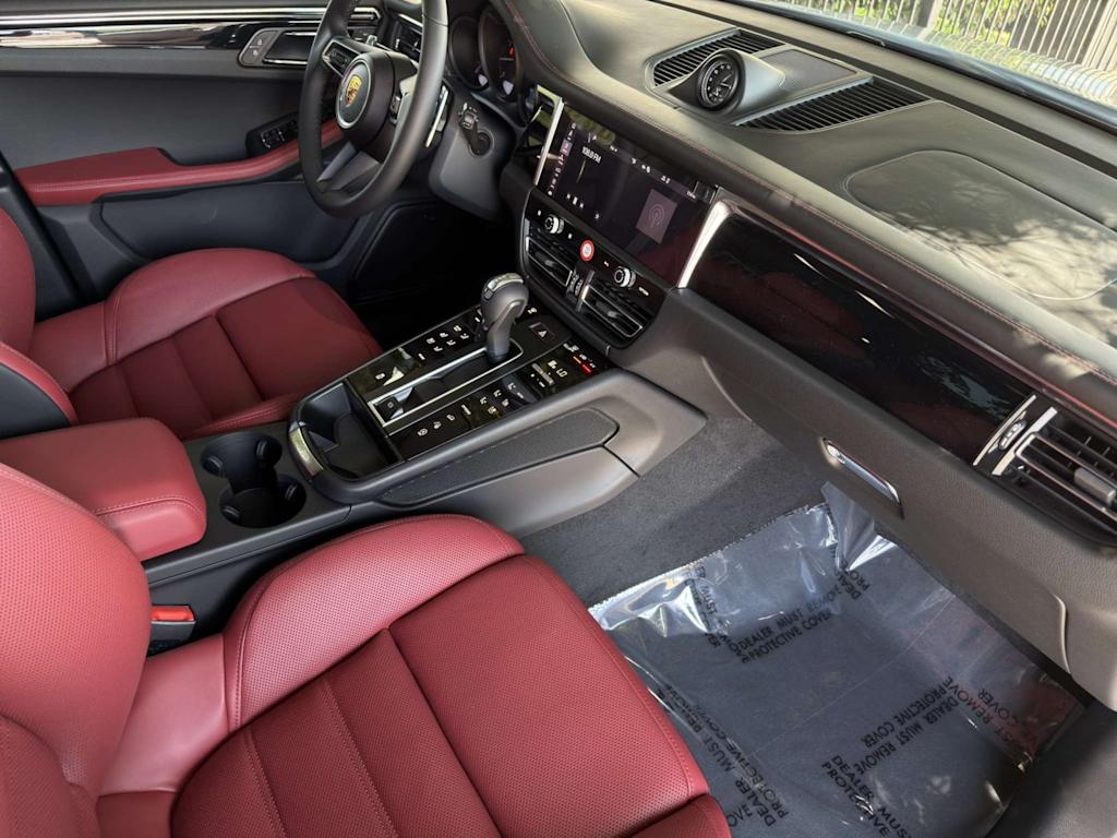 Thumbnail: 2026 Porsche Macan - 12