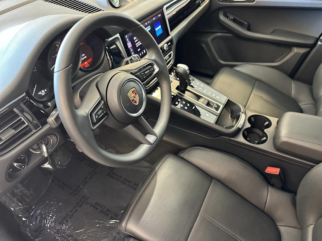 Thumbnail: 2025 Porsche Macan - 2