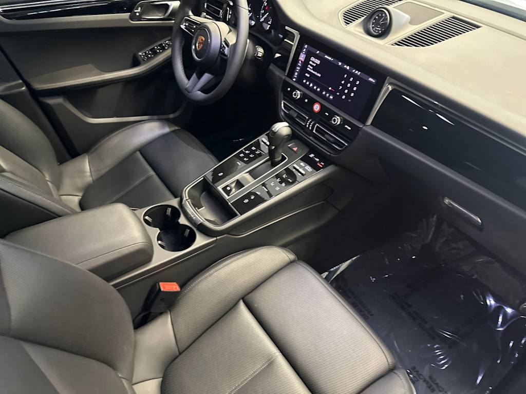 Thumbnail: 2025 Porsche Macan - 12
