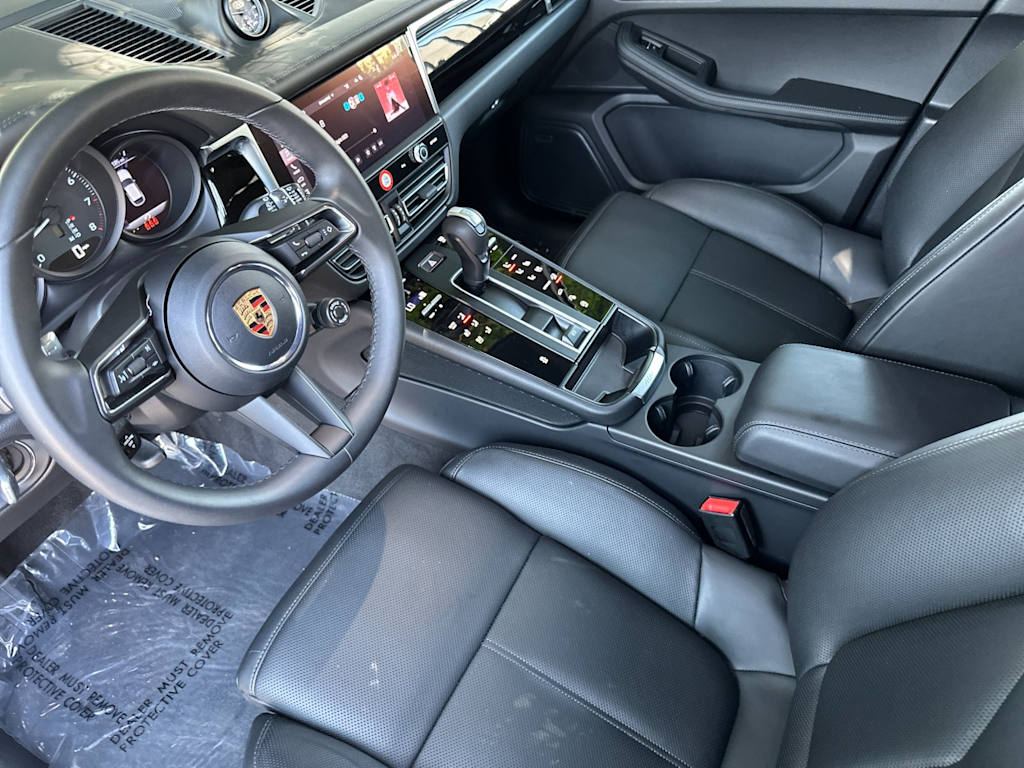 Thumbnail: 2026 Porsche Macan - 10