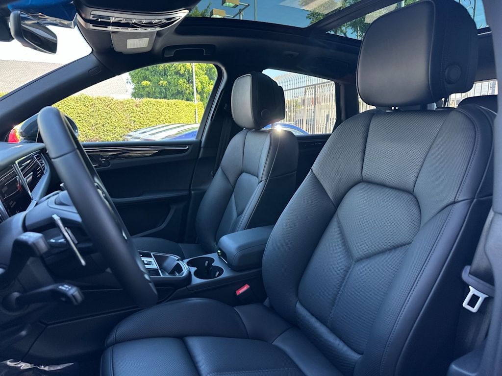 Thumbnail: 2026 Porsche Macan - 10