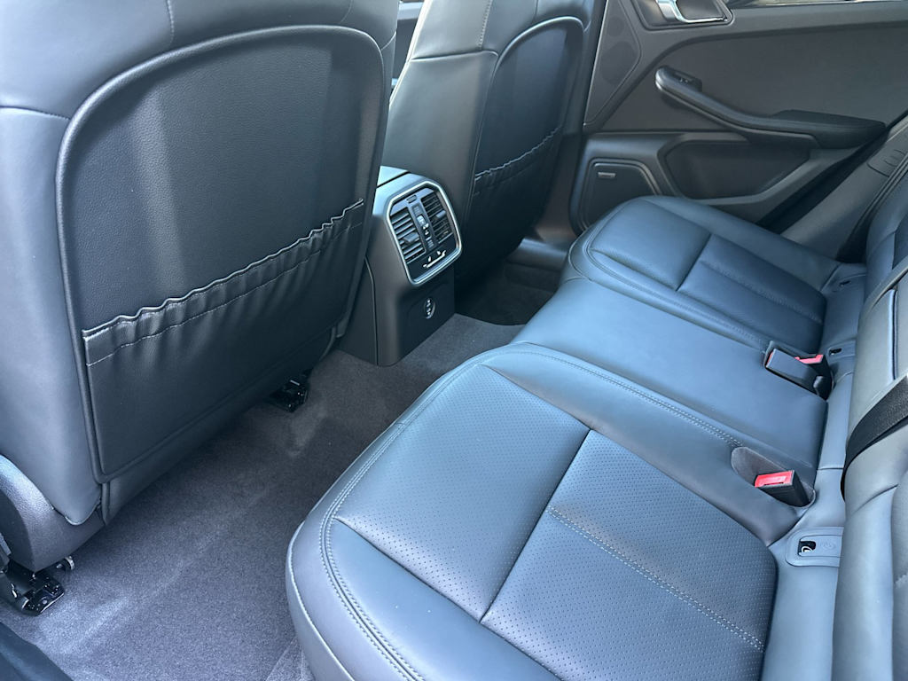 Thumbnail: 2026 Porsche Macan - 12