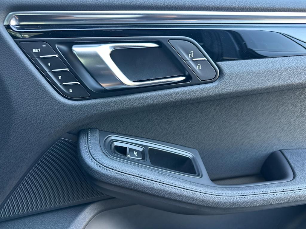 Thumbnail: 2026 Porsche Macan - 25