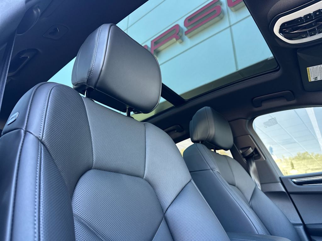 Thumbnail: 2026 Porsche Macan - 24