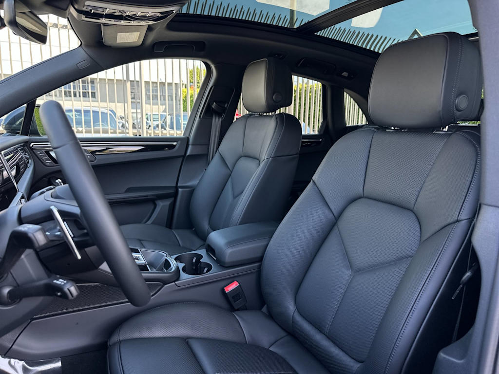 Thumbnail: 2026 Porsche Macan - 11