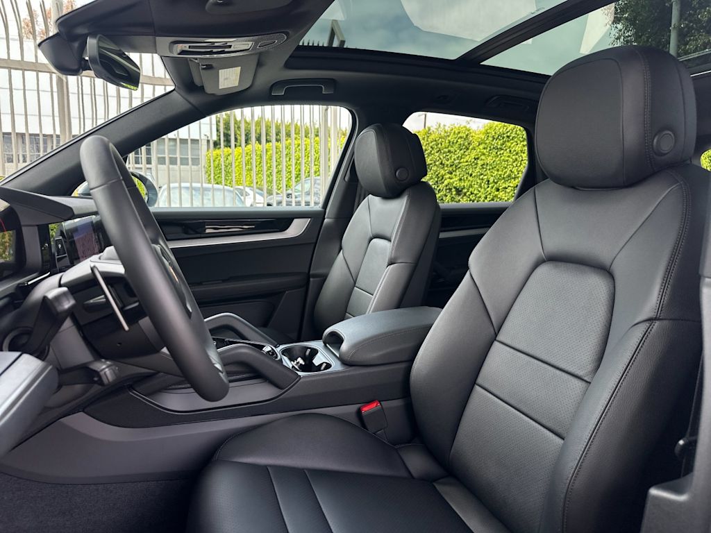 Thumbnail: 2026 Porsche Cayenne - 10