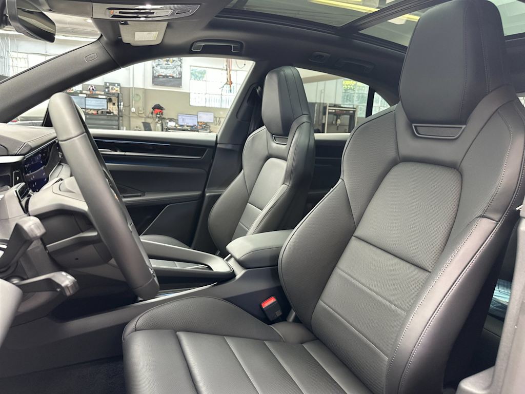 Thumbnail: 2026 Porsche Macan - 10