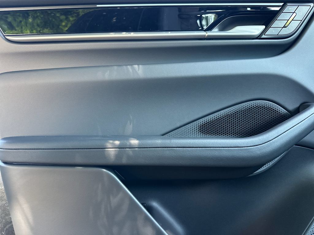 Thumbnail: 2026 Porsche Macan - 21