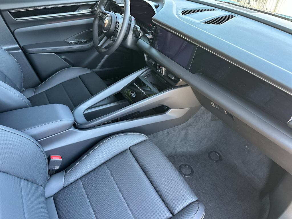 Thumbnail: 2026 Porsche Macan - 14