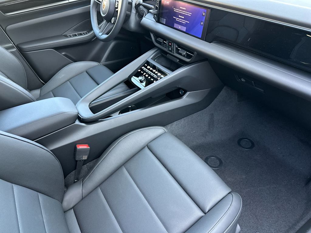 Thumbnail: 2026 Porsche Macan - 8