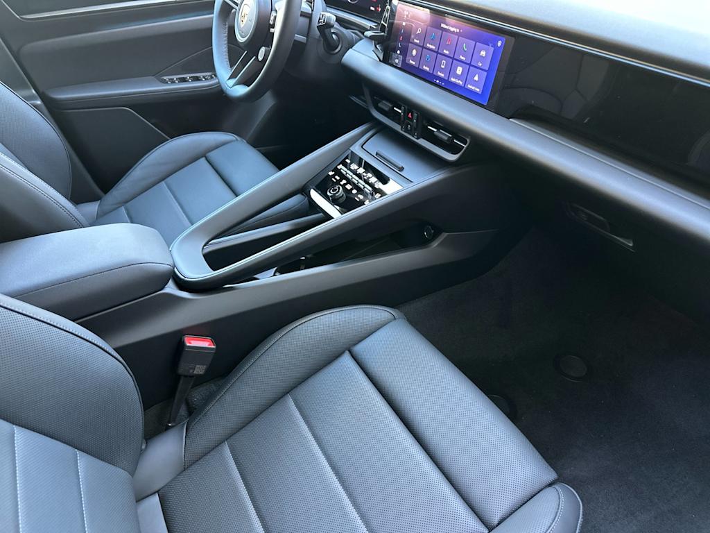 Thumbnail: 2026 Porsche Macan - 12