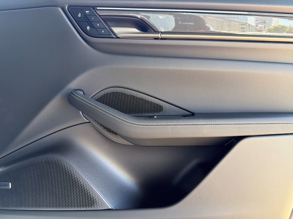 Thumbnail: 2026 Porsche Macan - 6