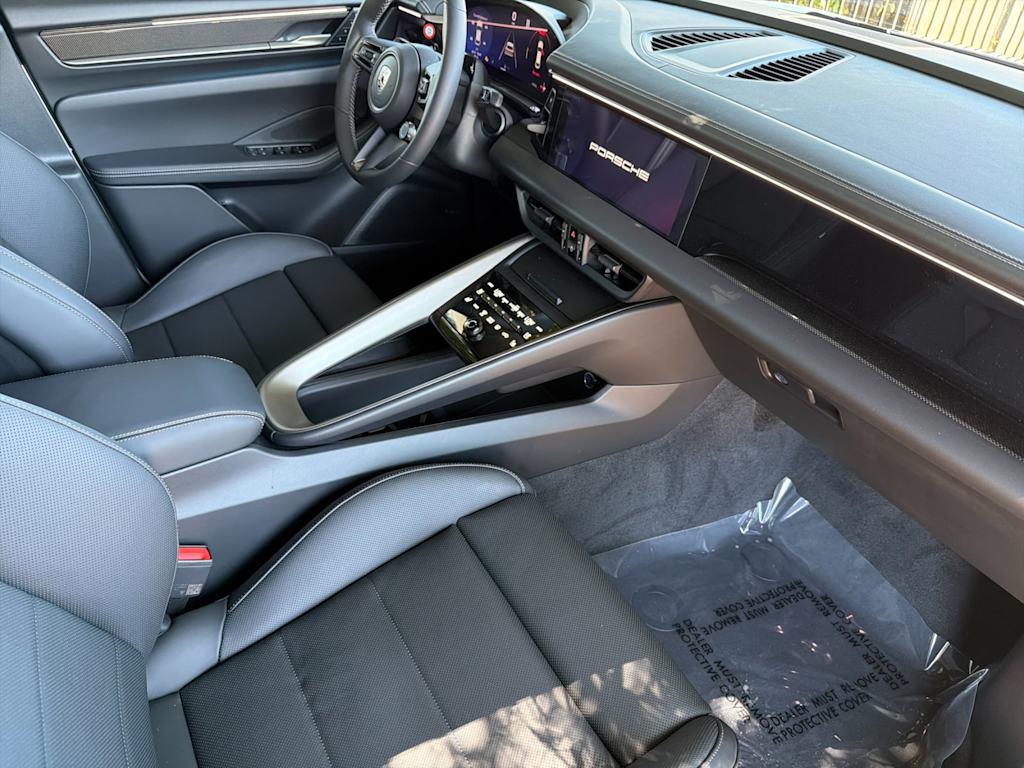 Thumbnail: 2026 Porsche Macan - 12