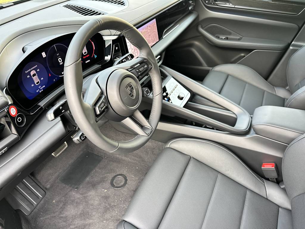 Thumbnail: 2025 Porsche Macan - 2