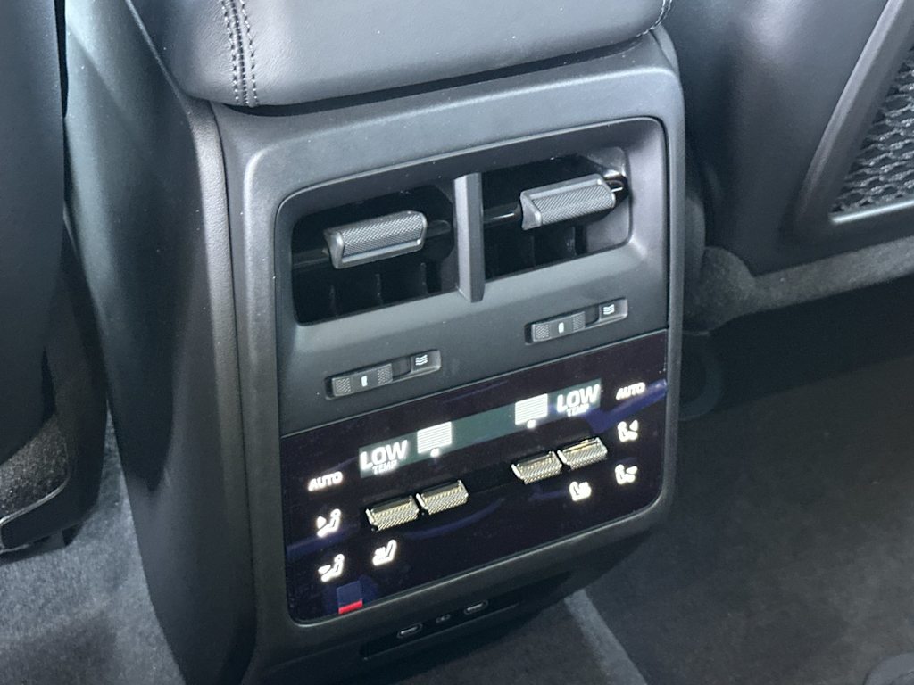 Thumbnail: 2026 Porsche Macan - 22