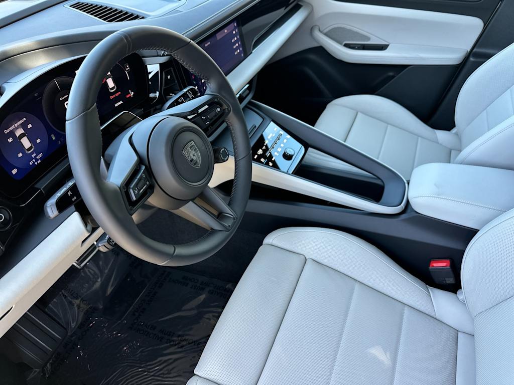 Thumbnail: 2026 Porsche Macan - 10