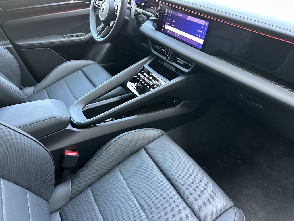 Thumbnail: 2026 Porsche Macan - 12