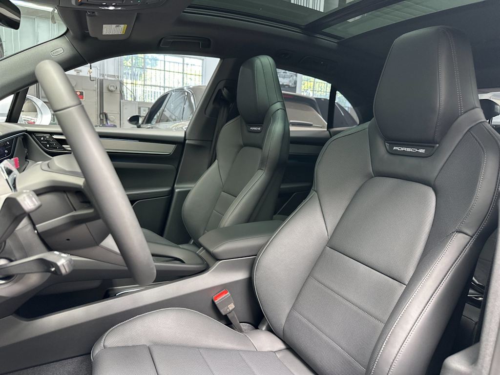 Thumbnail: 2026 Porsche Macan - 10