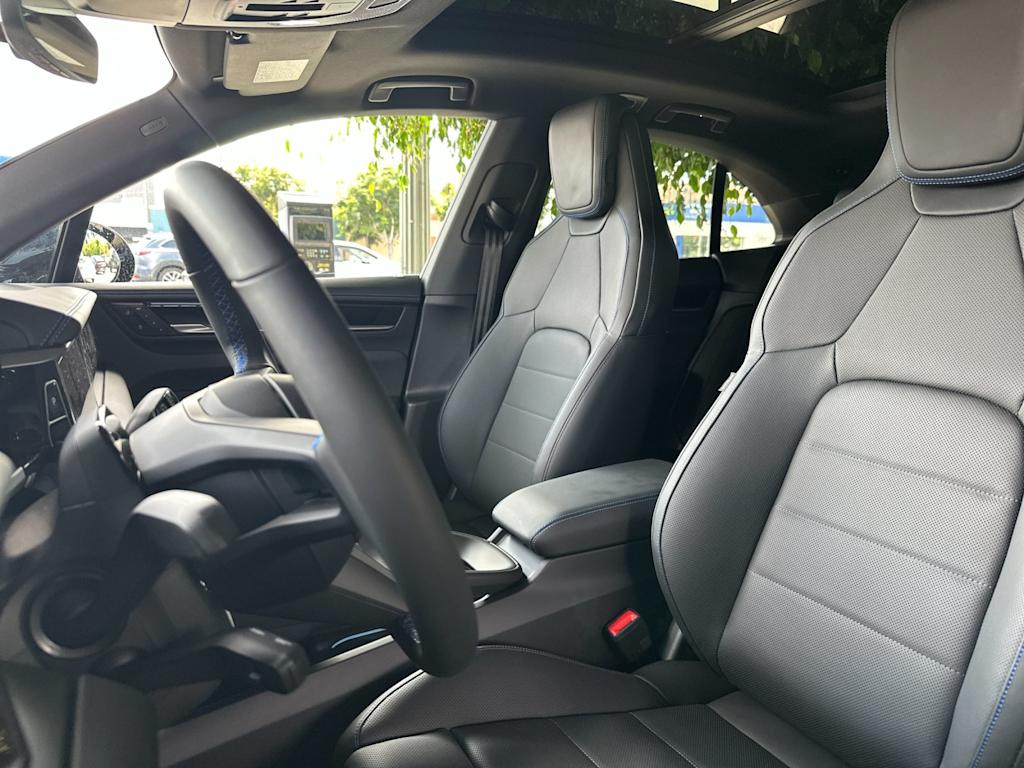 Thumbnail: 2026 Porsche Macan - 10