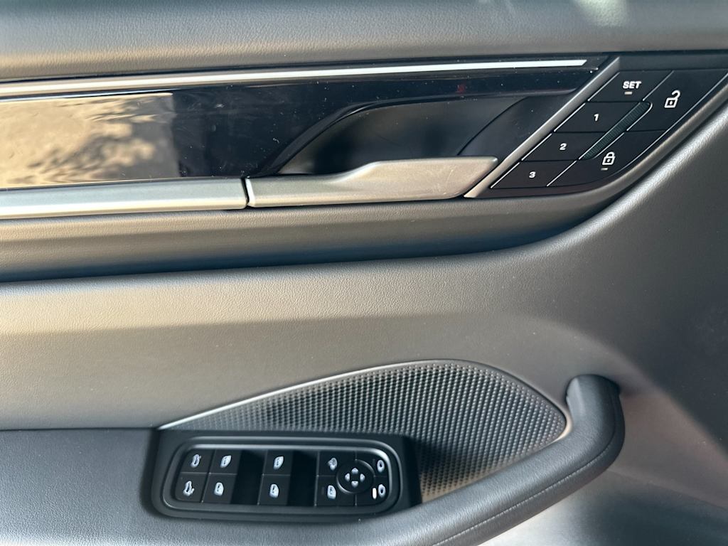 Thumbnail: 2026 Porsche Macan - 21