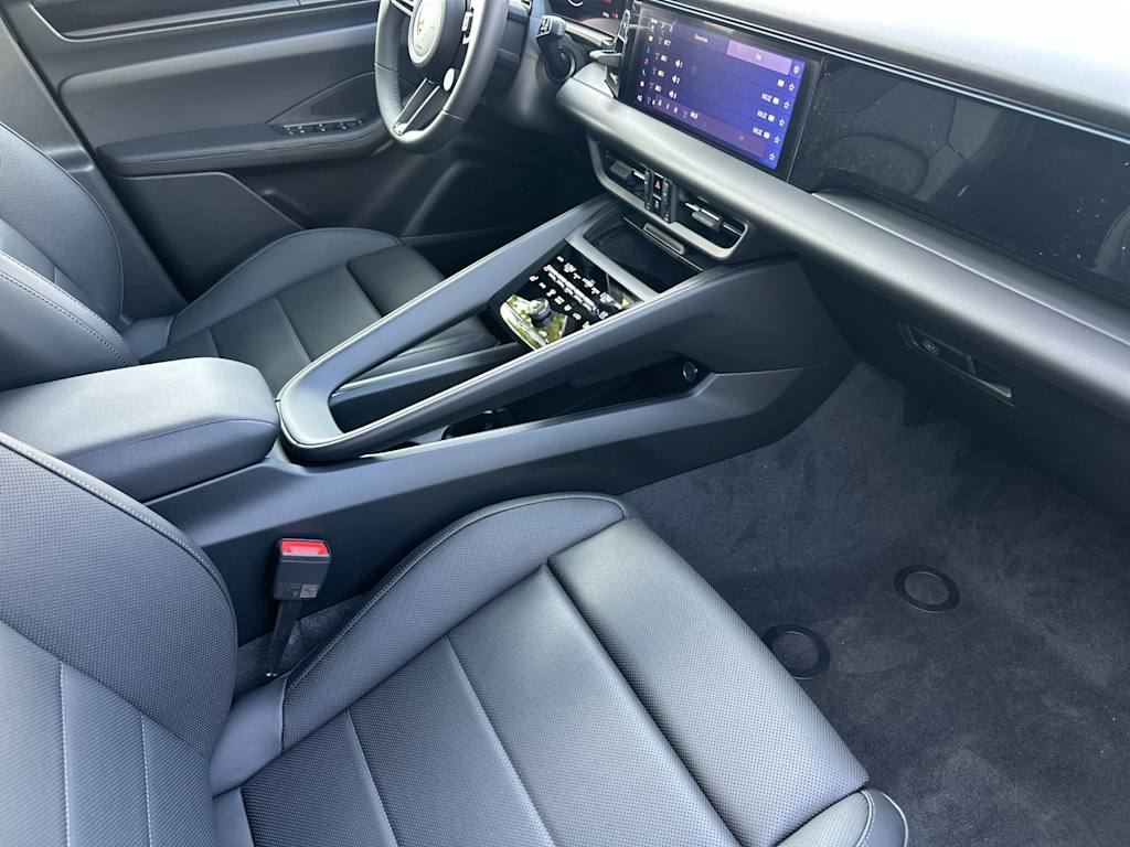 Thumbnail: 2026 Porsche Macan - 12