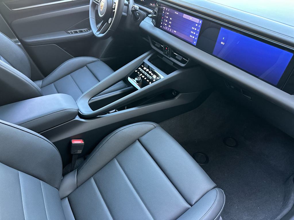 Thumbnail: 2026 Porsche Macan - 14