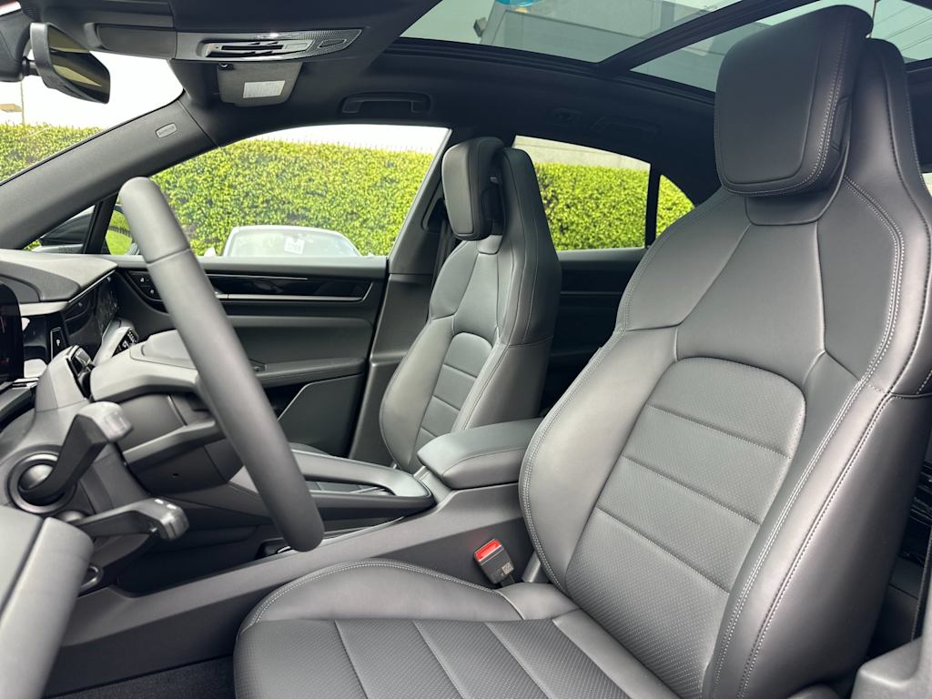 Thumbnail: 2026 Porsche Macan - 10