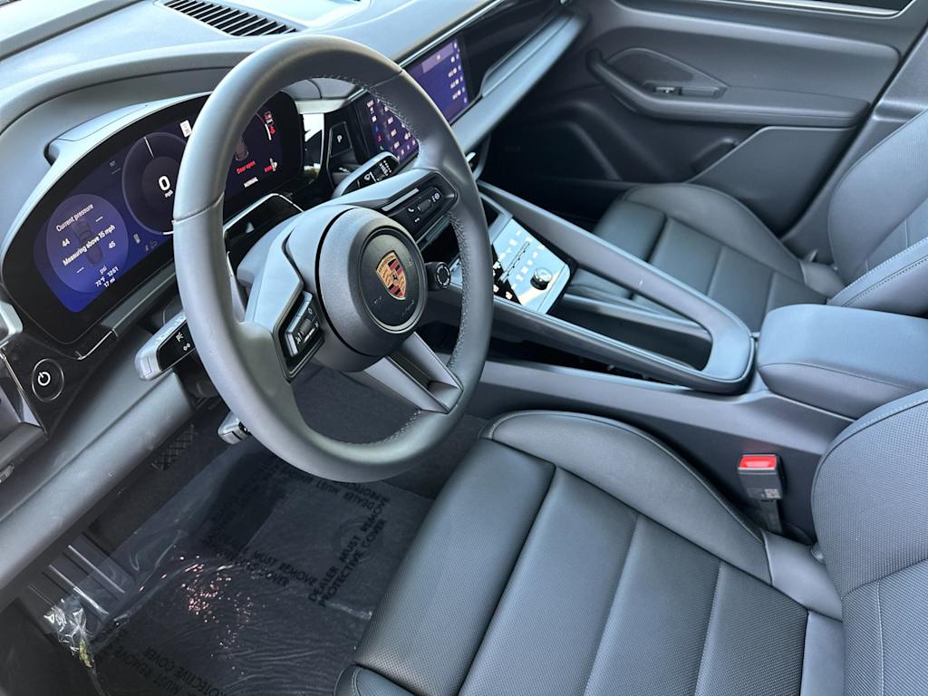 Thumbnail: 2026 Porsche Macan - 10