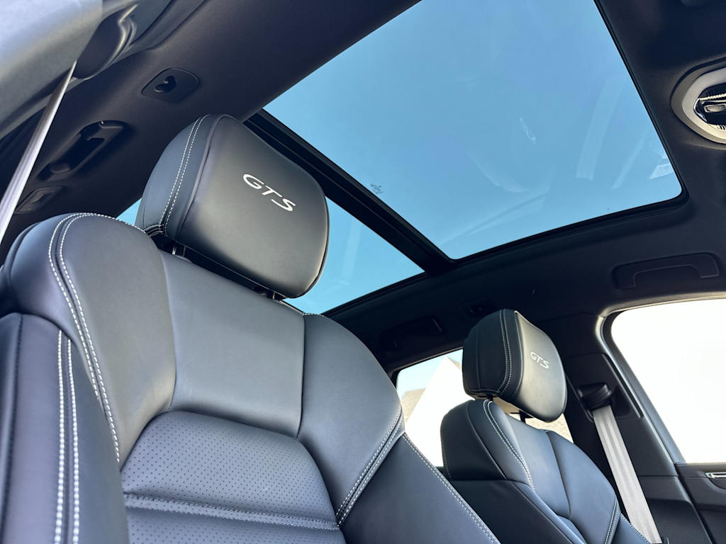 Thumbnail: 2026 Porsche Macan - 25