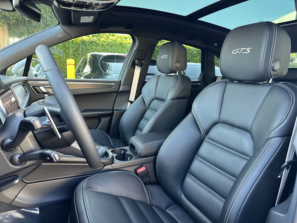 Thumbnail: 2026 Porsche Macan - 11