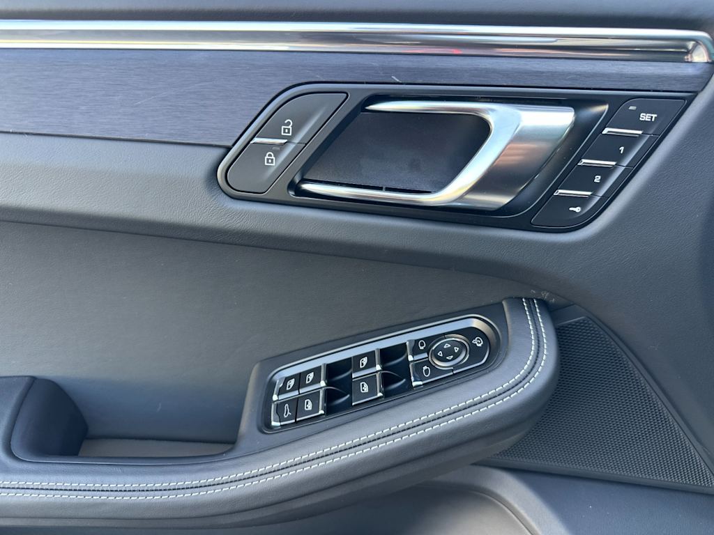 Thumbnail: 2026 Porsche Macan - 23