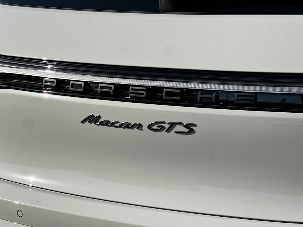 Thumbnail: 2026 Porsche Macan - 7