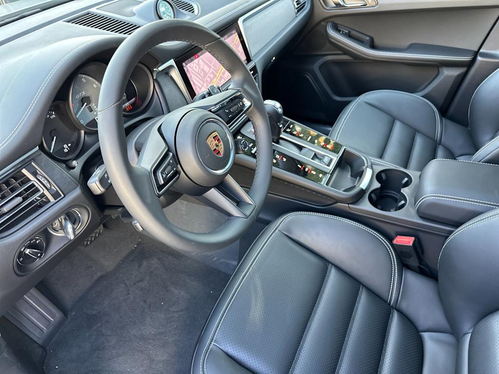 Thumbnail: 2026 Porsche Macan - 10