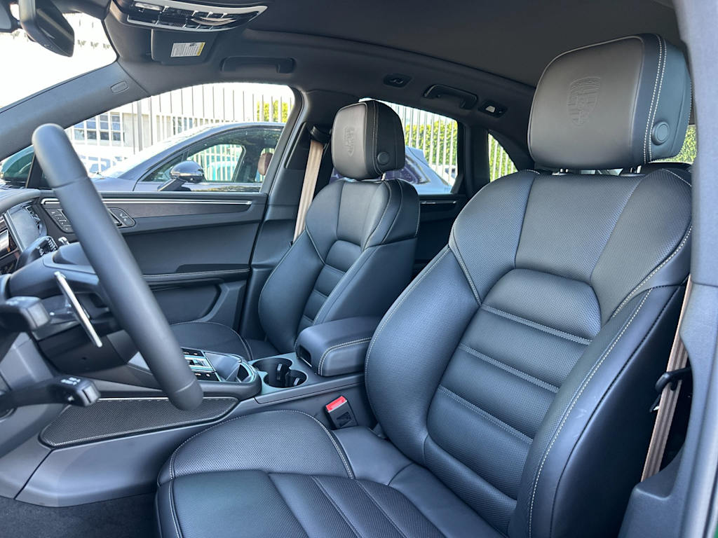 Thumbnail: 2026 Porsche Macan - 10