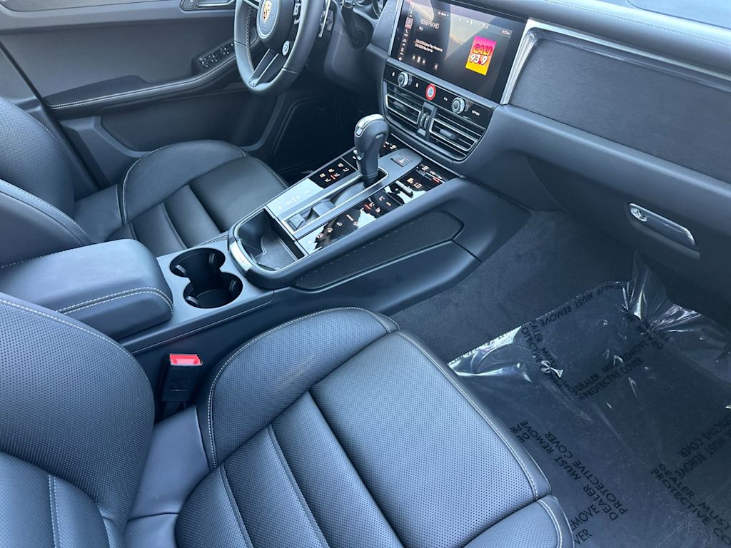 Thumbnail: 2026 Porsche Macan - 6