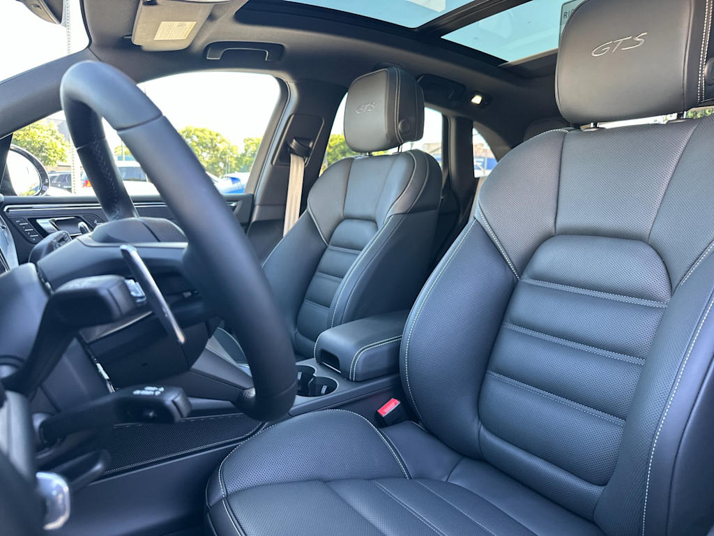 Thumbnail: 2026 Porsche Macan - 11