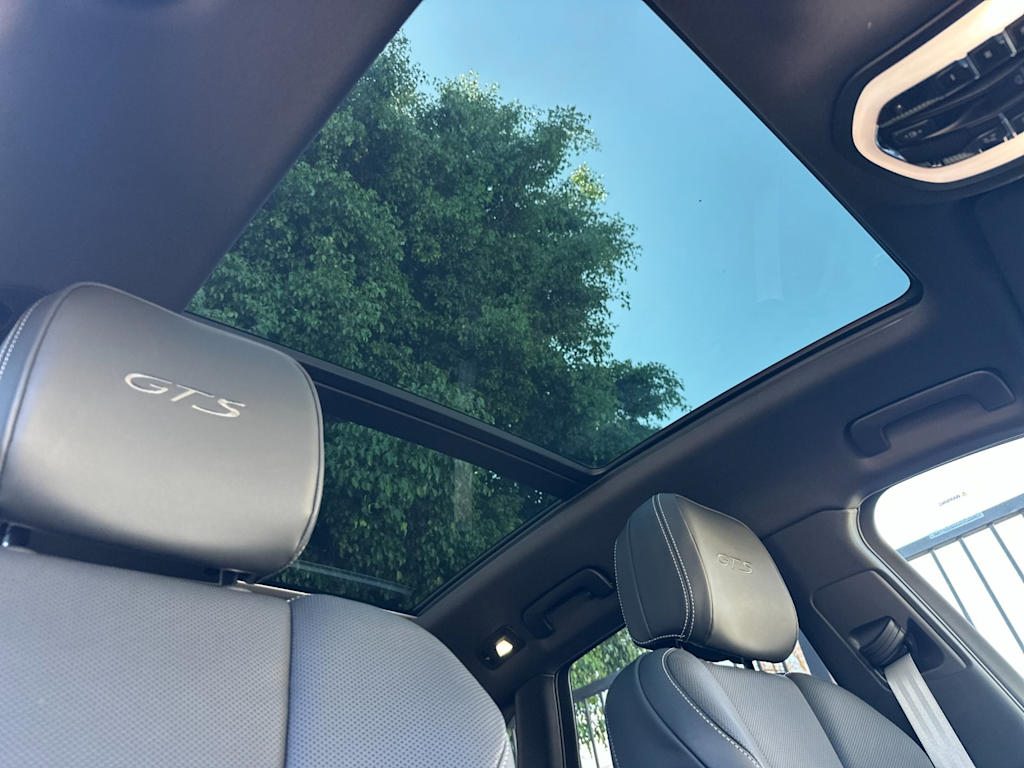 Thumbnail: 2026 Porsche Macan - 25