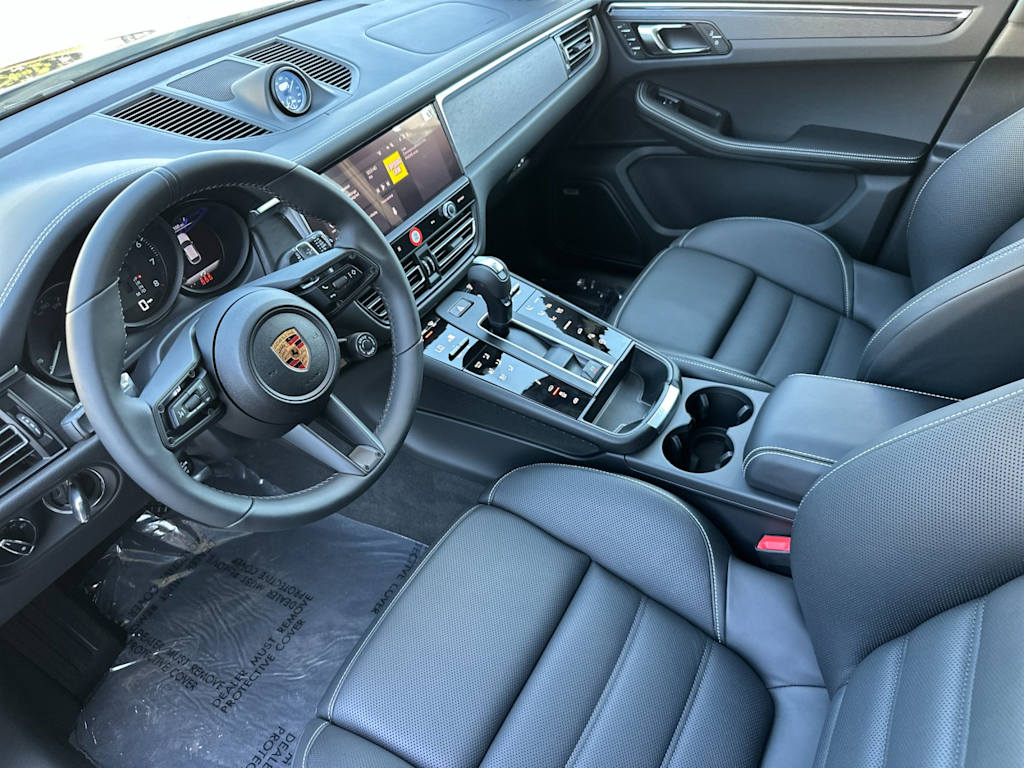 Thumbnail: 2026 Porsche Macan - 10