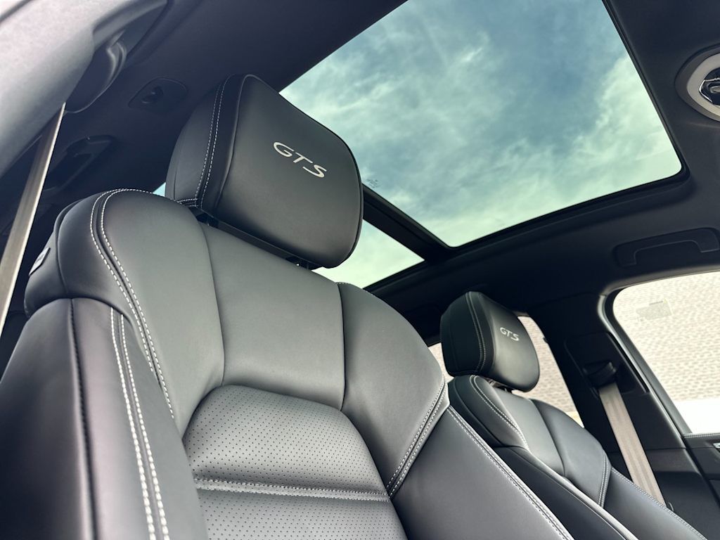 Thumbnail: 2026 Porsche Macan - 24