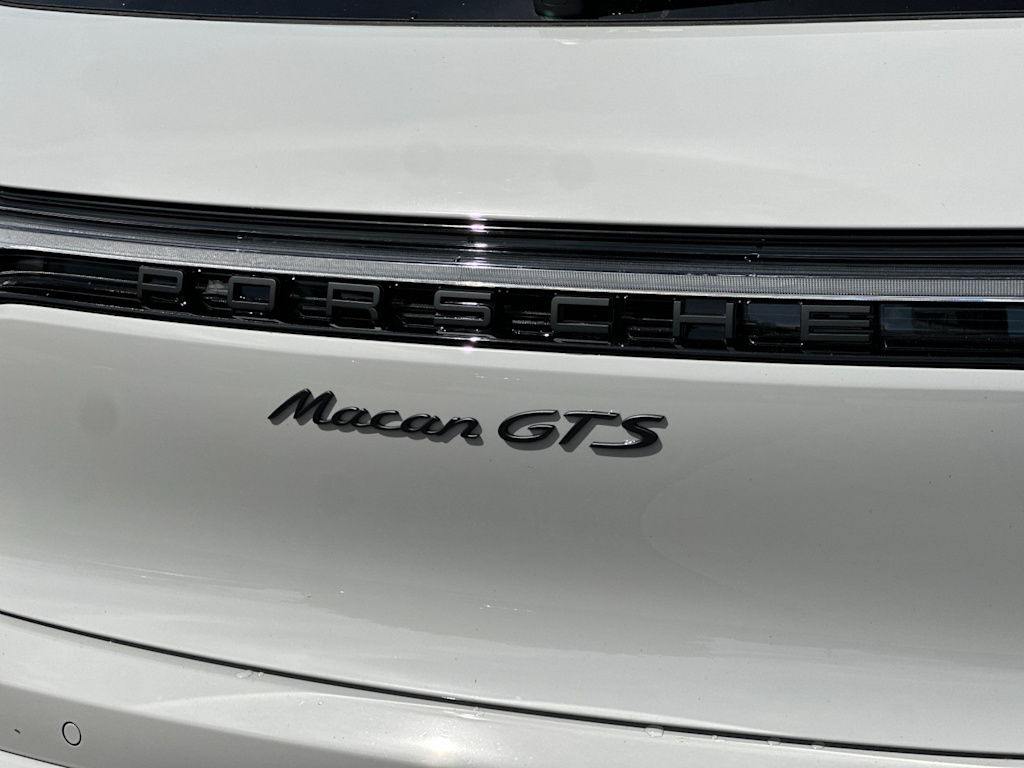 Thumbnail: 2026 Porsche Macan - 7