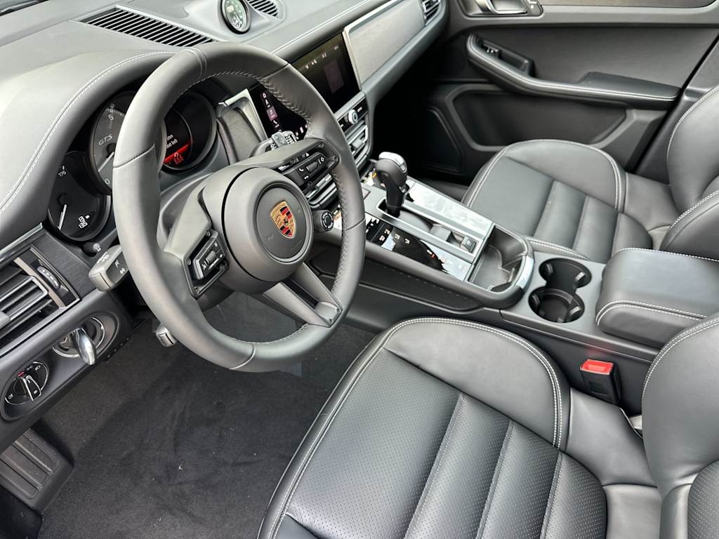 Thumbnail: 2026 Porsche Macan - 2