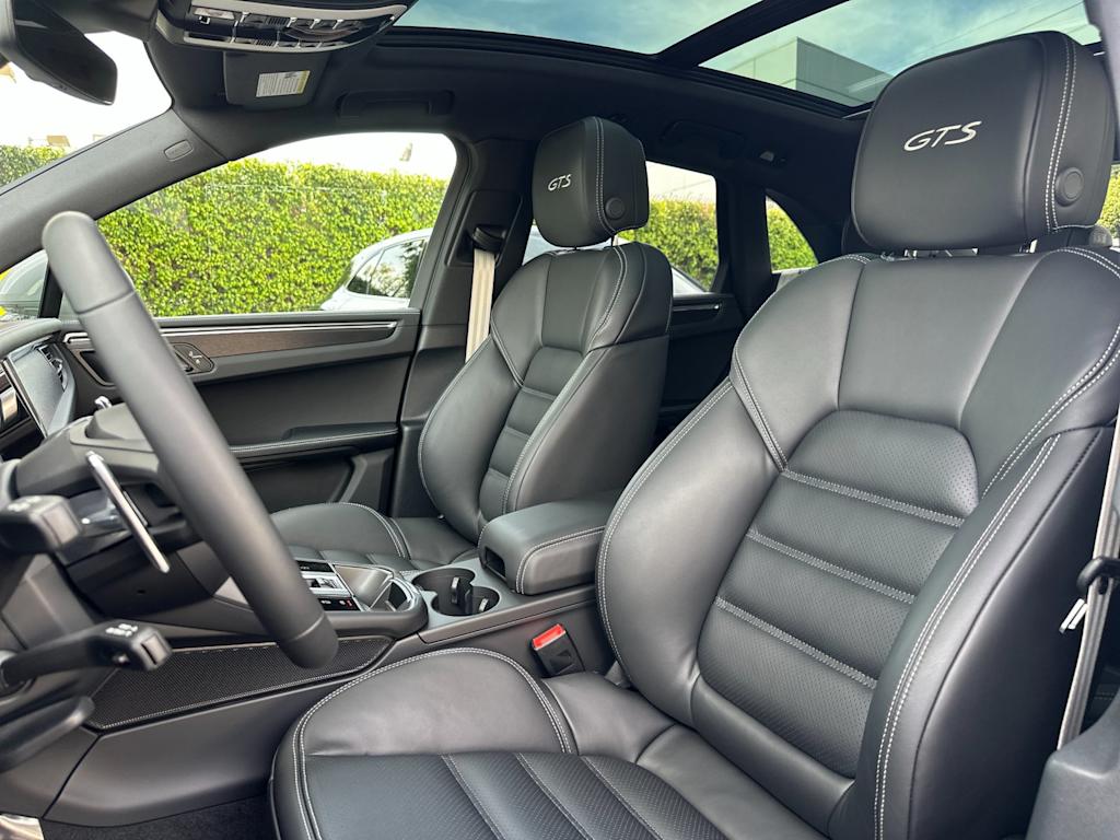 Thumbnail: 2026 Porsche Macan - 10