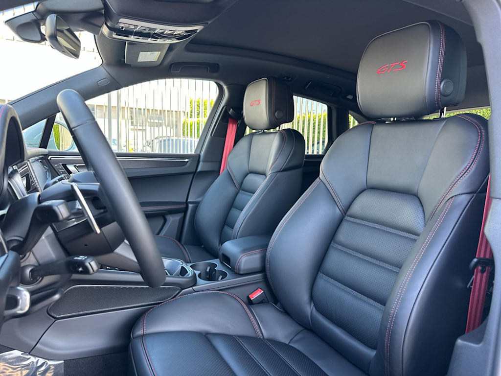 Thumbnail: 2026 Porsche Macan - 11
