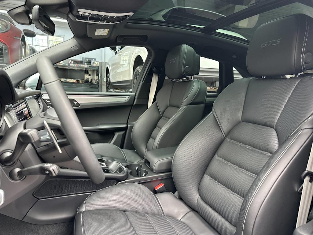 Thumbnail: 2026 Porsche Macan - 10
