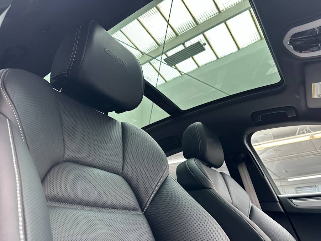 Thumbnail: 2026 Porsche Macan - 25