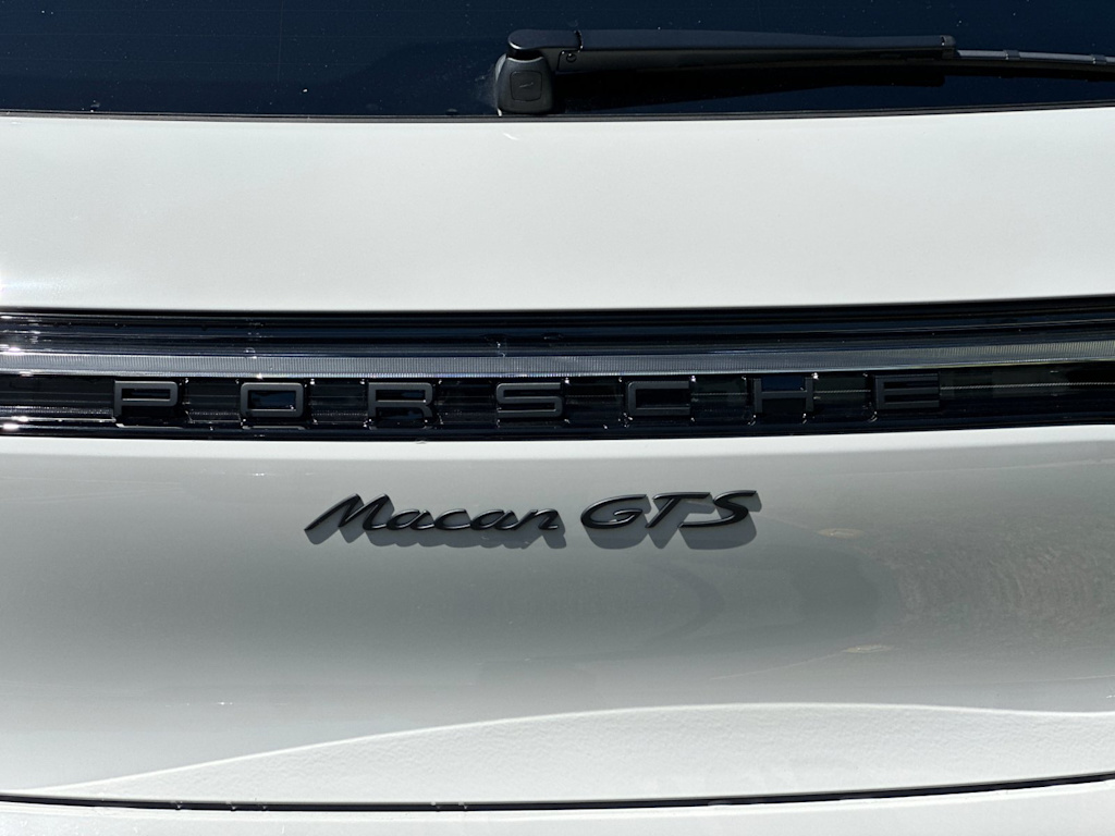 Thumbnail: 2026 Porsche Macan - 32