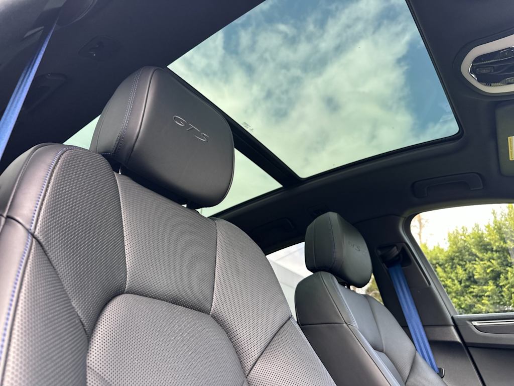 Thumbnail: 2023 Porsche Macan - 24