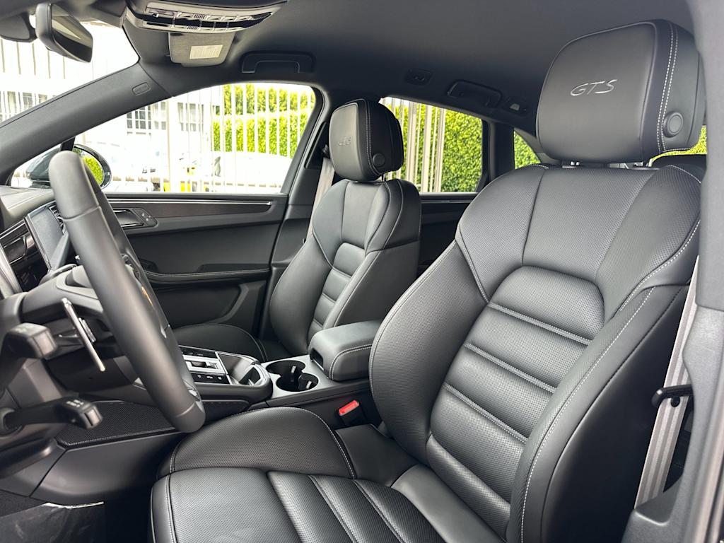 Thumbnail: 2026 Porsche Macan - 9